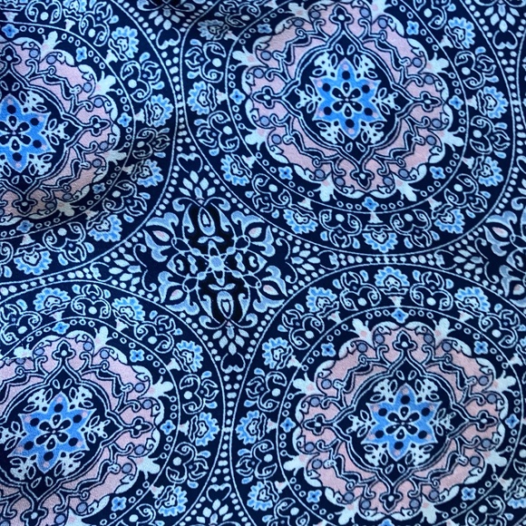 V-neck medallion blouse - Picture 3 of 4